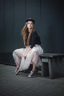 Poz, hip-hop moda trendy güzel uzun saçlı kız