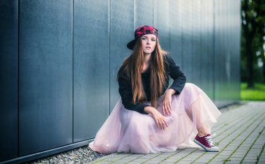 Poz, hip-hop moda trendy güzel uzun saçlı kız