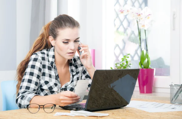 Jovem mulher trabalhando no escritório em casa usando laptop — Fotografia de Stock