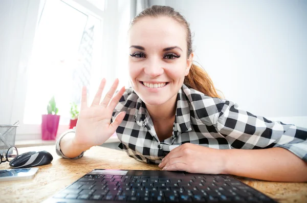 Vrouw in kantoor aan huis via video chat op laptop — Stockfoto