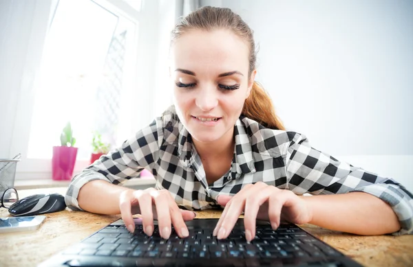 Žena procházení Internetu s přenosným počítačem v domácí kanceláři, pohled webkamery — Stock fotografie