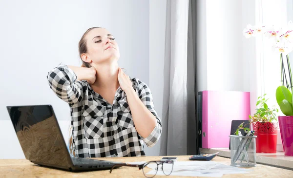 Müde Frau mit Nackenschmerzen bei der Arbeit im Home Office — Stockfoto