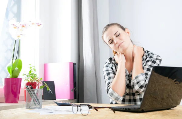 Unavená žena s bolestí krku během práce v domácí kanceláři — Stock fotografie