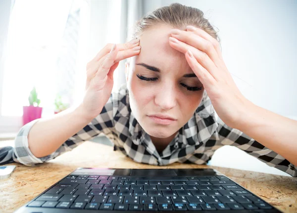Unavená žena s bolesti hlavy při práci v domácí kanceláři — Stock fotografie