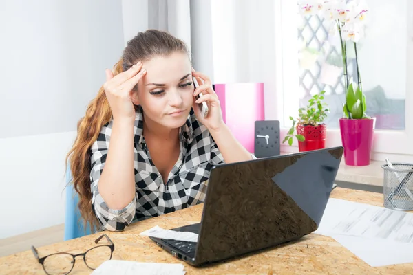 Stressed woman in home office explains by phone misunderstanding — Stock Photo, Image