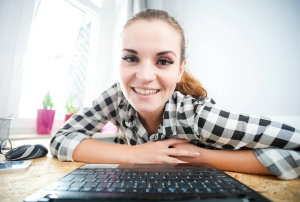 Lachende vrouw met laptop in kantoor aan huis, uitzicht vanaf de webcam — Stockfoto