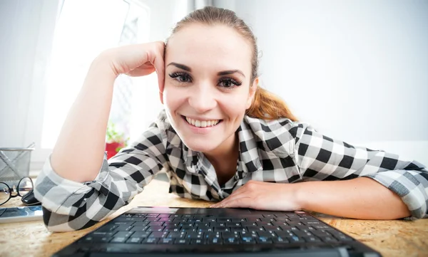 Lachende vrouw met laptop in kantoor aan huis, uitzicht vanaf de webcam — Stockfoto