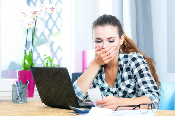 Mujer desesperada y preocupada calculando facturas en la oficina en casa —  Fotos de Stock