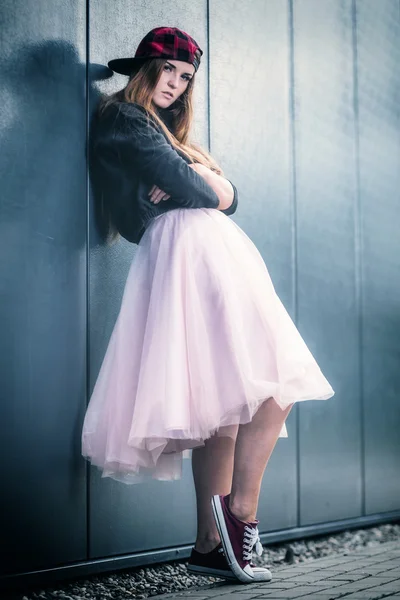 ポーズ、ヒップホップ ファッション流行の美しい長い髪の女の子 — ストック写真