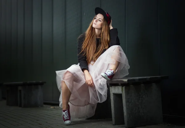 Moderní krásné dlouhé vlasy dívka pózuje, hip hop móda — Stock fotografie