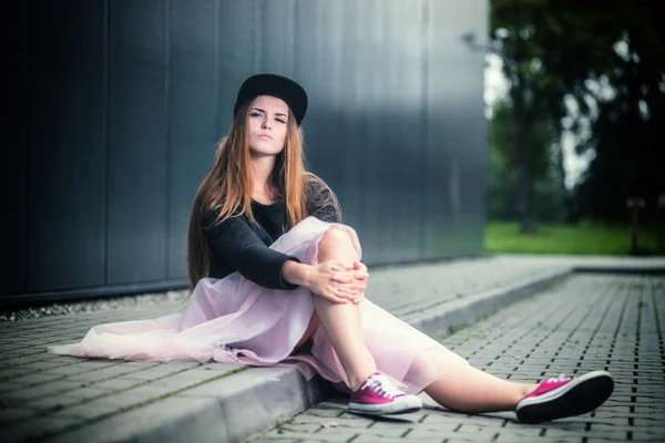 Trendy mooie langharige meisje poseren, hip hop mode — Stockfoto