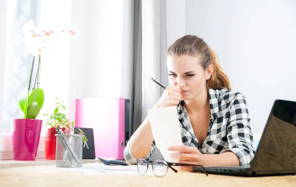 Frau rechnet und bezahlt Rechnungen im Homeoffice — Stockfoto