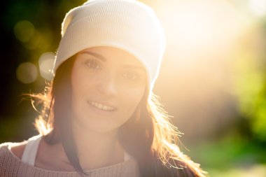 genç kadın açık portre, yumuşak güneşli yaz