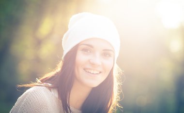 genç kadın açık portre, yumuşak güneşli yaz