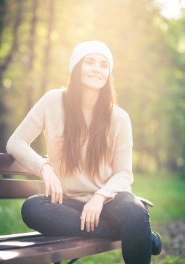 genç kadın açık portre, yumuşak güneşli yaz