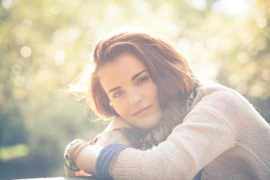genç kadın açık portre, yumuşak güneşli yaz