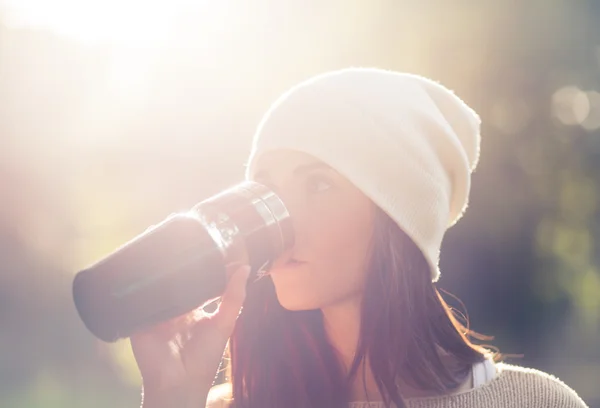 Woman with thermos outdoor portrait in sunny daylight — Stock Photo, Image