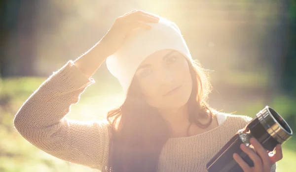 Mujer con termo retrato al aire libre en la luz del día soleado —  Fotos de Stock