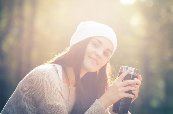 Donna con thermos ritratto all'aperto in pieno sole — Foto Stock