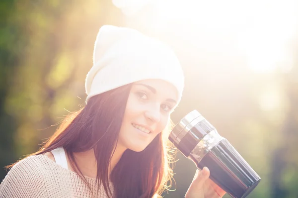 Woman with thermos outdoor portrait in sunny daylight — Stock Photo, Image