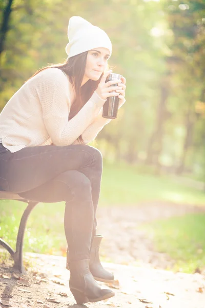 Mulher com thermos retrato ao ar livre em luz do dia ensolarada — Fotografia de Stock