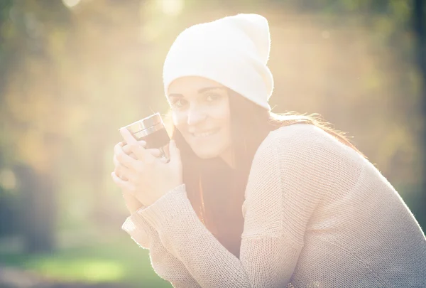 Mujer con termo retrato al aire libre en la luz del día soleado —  Fotos de Stock