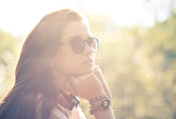 Junge Frau im Freien Porträt, weiches, sonniges Tageslicht — Stockfoto