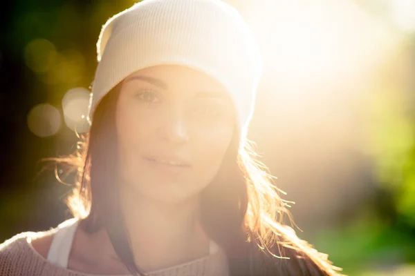 Jovem mulher ao ar livre retrato, suave luz do dia ensolarada — Fotografia de Stock