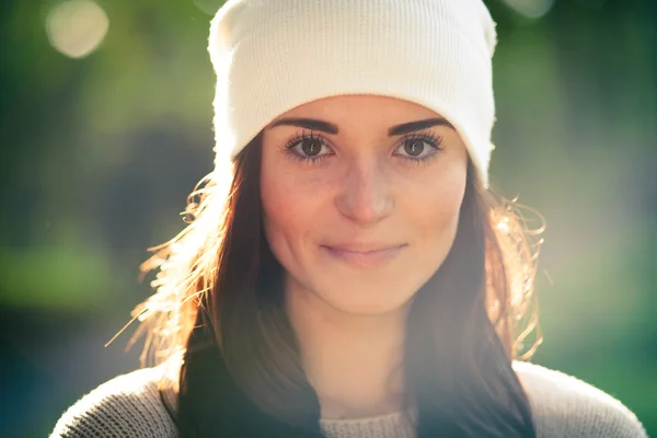 Junge Frau im Freien Porträt, weiches, sonniges Tageslicht — Stockfoto