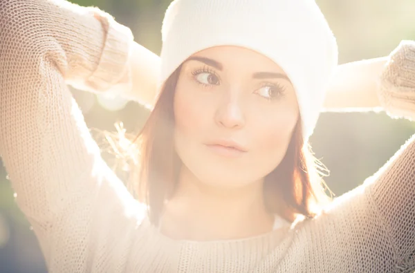 Jovem mulher ao ar livre retrato, suave luz do dia ensolarada — Fotografia de Stock