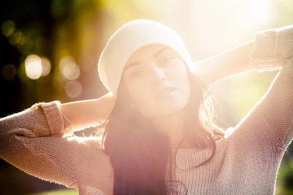 Junge Frau im Freien Porträt, weiches, sonniges Tageslicht — Stockfoto
