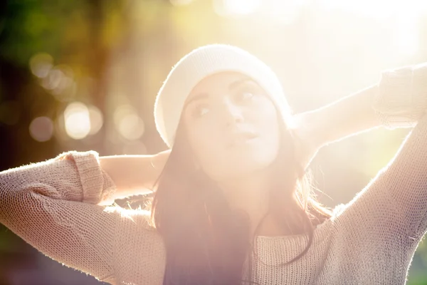 Jovem mulher ao ar livre retrato, suave luz do dia ensolarada — Fotografia de Stock