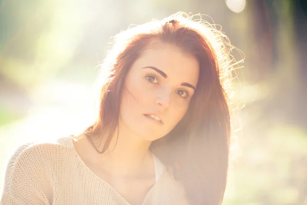 Young woman outdoor portrait, soft sunny daylight — Stock Photo, Image