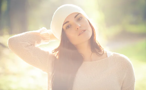 Jovem mulher ao ar livre retrato, suave luz do dia ensolarada — Fotografia de Stock