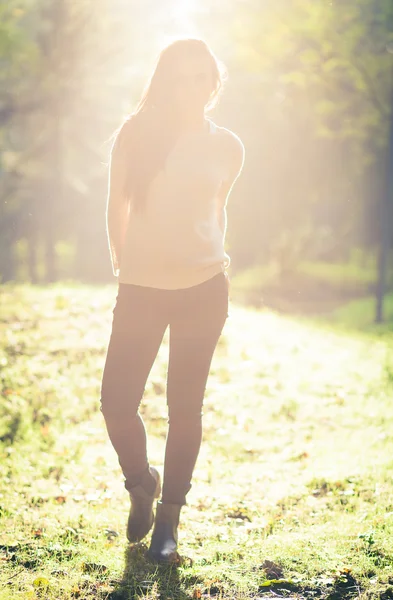 年轻女子室外肖像，柔和的阳光光线 — 图库照片