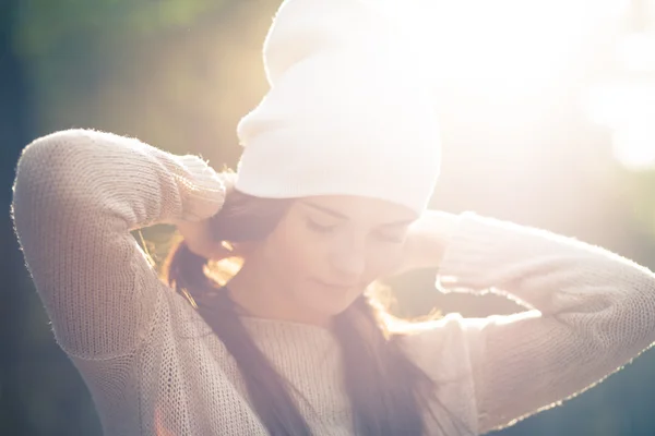 Jovem mulher ao ar livre retrato, suave luz do dia ensolarada — Fotografia de Stock