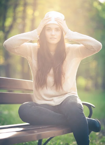 Jeune femme portrait extérieur, lumière du jour douce et ensoleillée — Photo