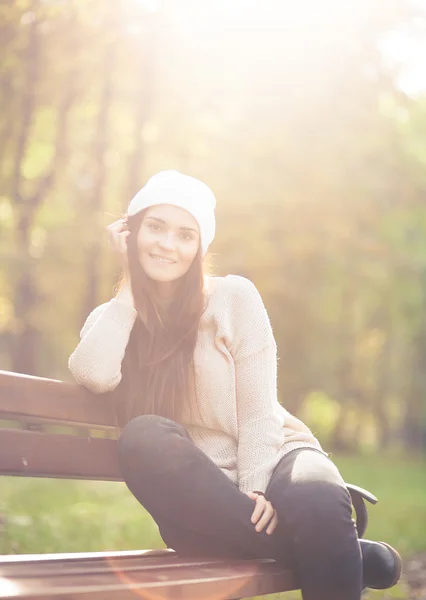 Jovem mulher ao ar livre retrato, suave luz do dia ensolarada — Fotografia de Stock