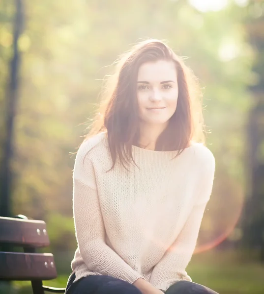 Jonge vrouw buiten portret, zachte zonnige daglicht — Stockfoto