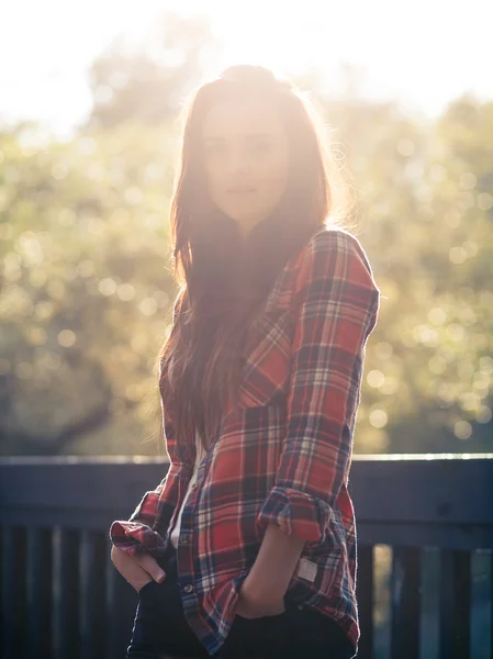 Jeune femme portrait extérieur, lumière du jour douce et ensoleillée — Photo