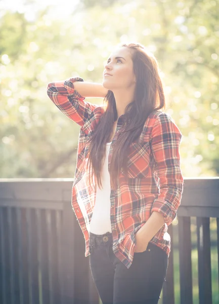 Jonge vrouw buiten portret, zachte zonnige daglicht — Stockfoto