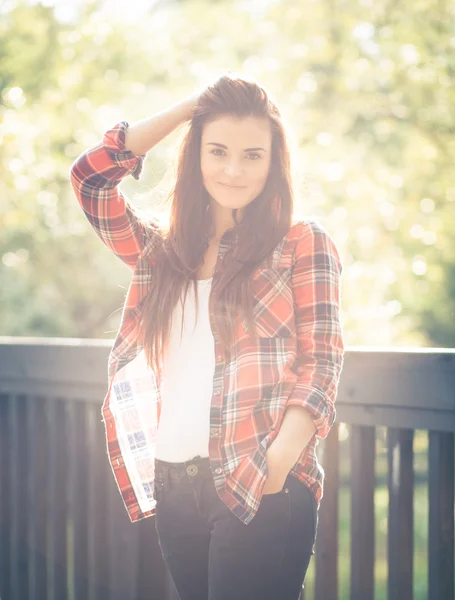 Junge Frau im Freien Porträt, weiches, sonniges Tageslicht — Stockfoto