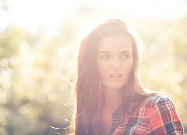 Ung kvinna utomhus porträtt, mjuk soliga dagsljus — Stockfoto