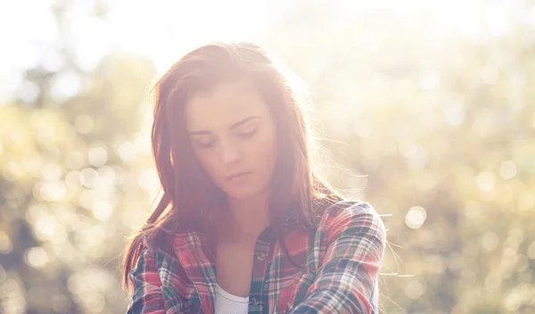 Jovem mulher ao ar livre retrato, suave luz do dia ensolarada — Fotografia de Stock