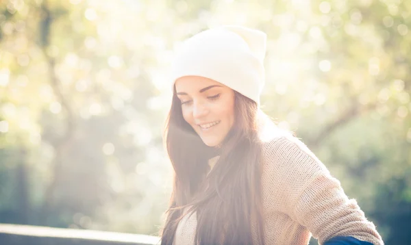 Mujer joven retrato al aire libre, suave luz del día soleado —  Fotos de Stock