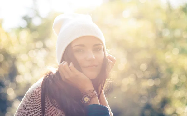 Jovem mulher ao ar livre retrato, suave luz do dia ensolarada — Fotografia de Stock