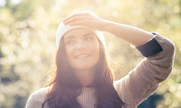 Junge Frau im Freien Porträt, weiches, sonniges Tageslicht — Stockfoto