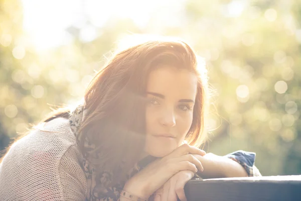 Jovem mulher ao ar livre retrato, suave luz do dia ensolarada — Fotografia de Stock