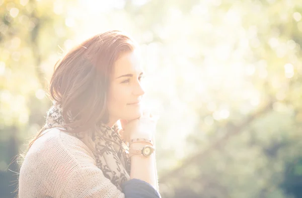 Jovem mulher ao ar livre retrato, suave luz do dia ensolarada — Fotografia de Stock