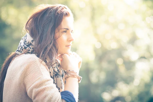 Junge Frau im Freien Porträt, weiches, sonniges Tageslicht — Stockfoto